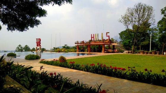 Kolam Renang Blessing Hills Trawas