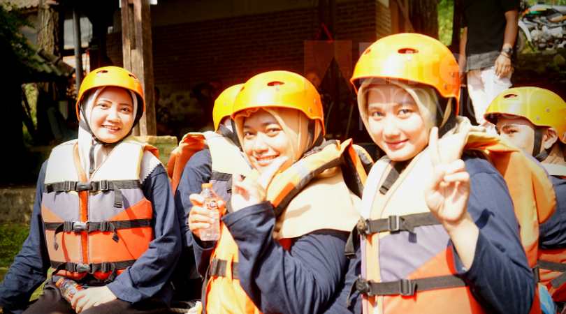 UPT Puskesmas Kranggan Mojokerto Outbound Rafting di Obech Pacet